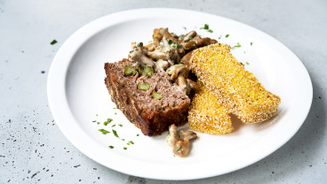 Klops z sosem kurkowym i smażoną polentą