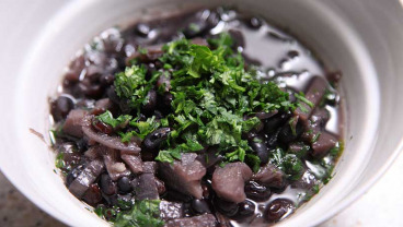 Czarna zupa śródziemnomorska