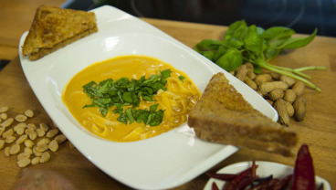 Zupa z czerwoną pastą curry i masłem orzechowym 