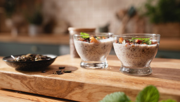 Pudding z siemieniem lnianym, prażonymi jabłkami i dyniową kruszonką 
