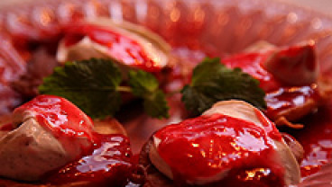 Bliny z twarogiem i musem malinowym