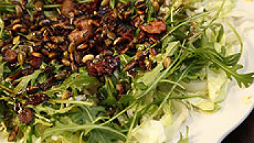 Sałata lodowa z rukolą, boczkiem i prażoną dynią