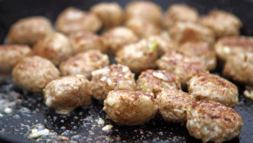 Szwedzkie klopsiki z konfiturą z brusznicy