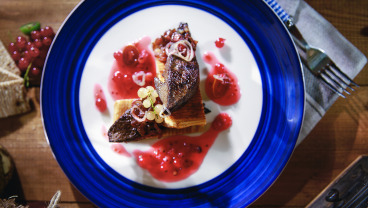 Wątróbka cielęca na grillowanym sękaczu z sosem porzeczkowym