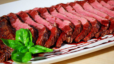 Wolno pieczony rostbef z esencją z czerwonego wina