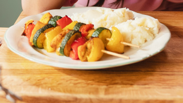 Szaszłyki curry z puree z ziemniaka i selera, podane z marchewką marynowaną 