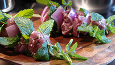 Szaszłyki jagnięce z sosem z owoców tamaryndowca