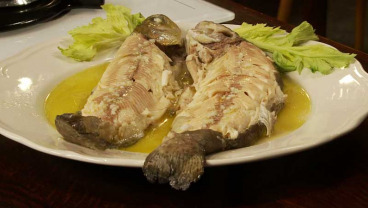 Pstrąg pieczony z sosem z oliwy truflowej