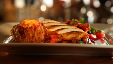 Kurczak po hiszpańsku z pieczonymi ziemniakami z boczkiem