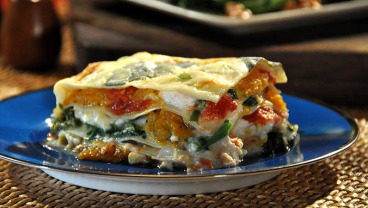 Warzywna lasagne z domowym makaronem, beszamelem z jalapeno i grillowanym rapini