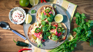 Tacos z mięsem mielonym, domowymi piklami i salsą verde