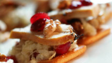 Sałata z selera z bakaliami i kurczakiem marynowanym w herbacie