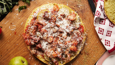 Pizza chlebowa z dojrzewającą szynką i karmelizowaną gruszką