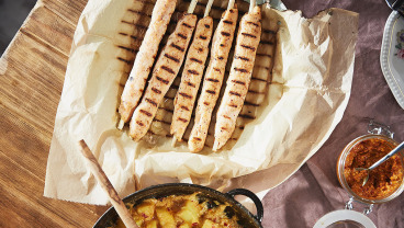 Rybny szisz kebab, ziemniaki zasmażone w jogurcie i sałatka z pęczakiem i granatem 