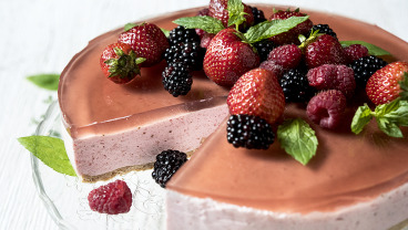 Sernik truskawkowy na spodzie z michałków z galaretką octową