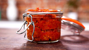 Chutney z czosnku, czerwonej chili i pomidorów