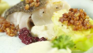 Smażony dorsz z puree z selera, mini kapustą smażoną i musztardą porzeczkową