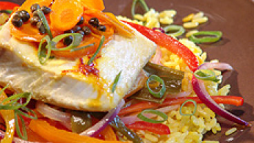 Halibut z szafranem w paczuszkach z ryżem szafranowym i smażonymi papryczkami