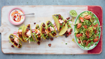 Tacos z boczkiem, czarną fasolą i sałatką z awokado