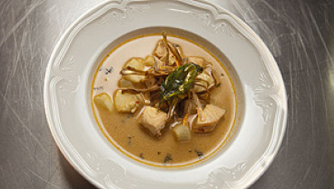 Zupa – krem z łososia z kokosowym mleczkiem, kolendrą i pomidorami