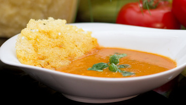 Krem z pomidorów z chipsami parmezanowymi