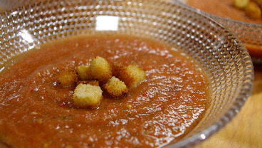 Letnia zupa pomidorowa z bazylią i grzankami