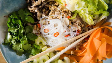 Wietnamska sałatka z pieczonym kurczakiem 