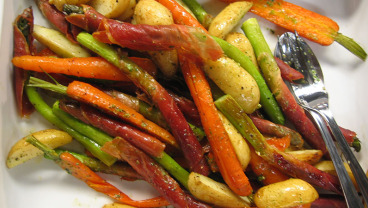 Pieczone szparagi, marchewki i młode ziemniaki