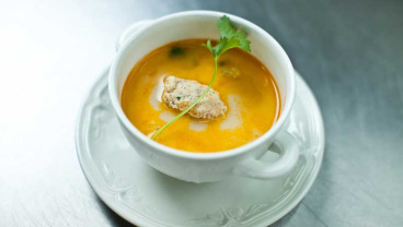 Zupa z karpia z imbirem, koprem i grzybami