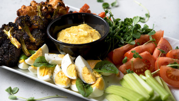 Pieczony kalafior, karmelizowane marchewki z sezamem i jaja z aioli prowansalskim