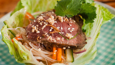 Tajska sałatka z wołowiną i makaronem