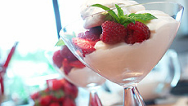 Bezy francuskie z kremem i owocami