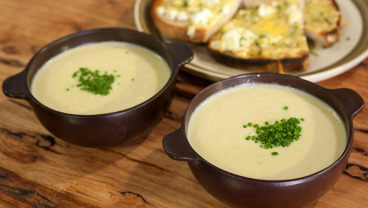 Zupa z topinamburem, ziemniakami i grzankami z serem