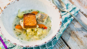 Szybka zupa rybna z warzywami, anyżem i razowymi grzankami