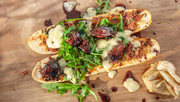 Bagietki z długodojrzewającym camembertem, suszonymi pomidorami i szalotkami 