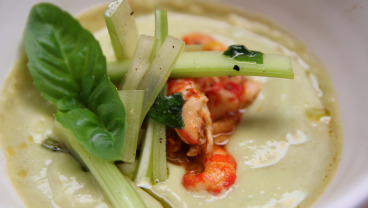 Chłodnik z awokado z sałatką z kraba i selera naciowego