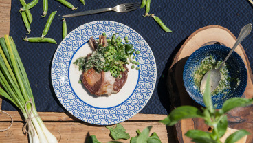 Steki wieprzowe z zielonym groszkiem i pesto z bazylii