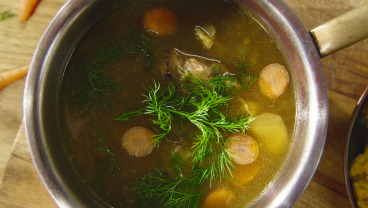 Pikantna zupa na jagnięcinie z nowalijkami