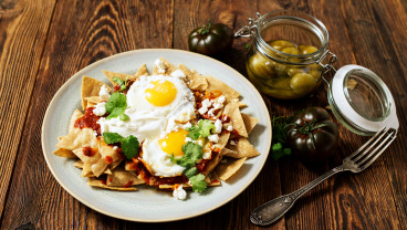 Chilaquiles rojos – podsmażane tortille w czerwonej salsie