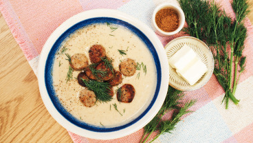 Krem z kalafiora z chipsami z białej kiełbasy