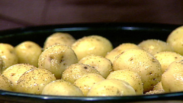 Gotowane młode ziemniaki z oliwą i solą gruboziarnistą