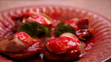 Bliny z twarogiem i musem malinowym