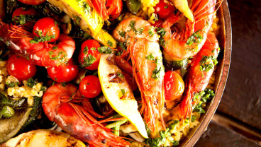 Paella z krewetkami i warzywami z grilla