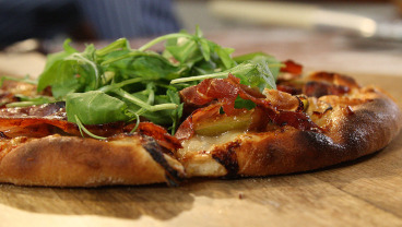 Pizza z gorgonzolą, figami i szynką parmeńską