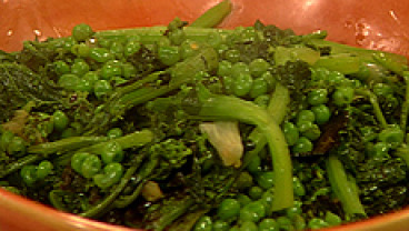 Brokuły rapini z zielonym groszkiem