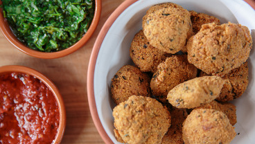 Piernikowy falafel z pikantnym sosem pomidorowym i salsą verde