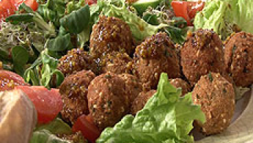 Falafel z fasoli z sałatką