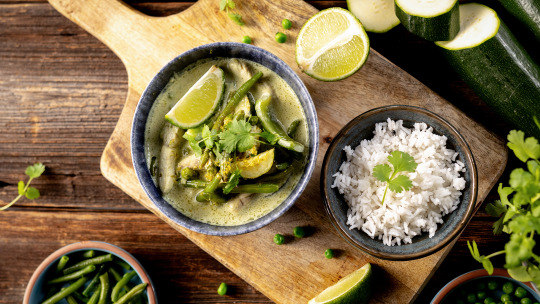 Pierś z kurczaka z warzywami w zielonym curry