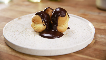 Profiteroles z kremem patissiere i polewą czekoladową