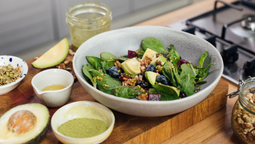 Sałatka ze szpinaku, buraków i awokado